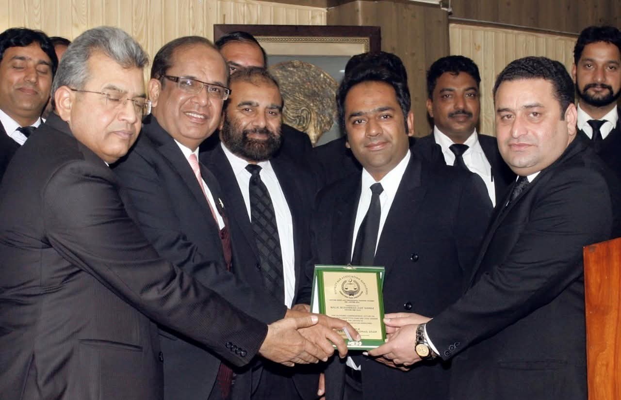 Receiving shield for delivering lectures in the bar